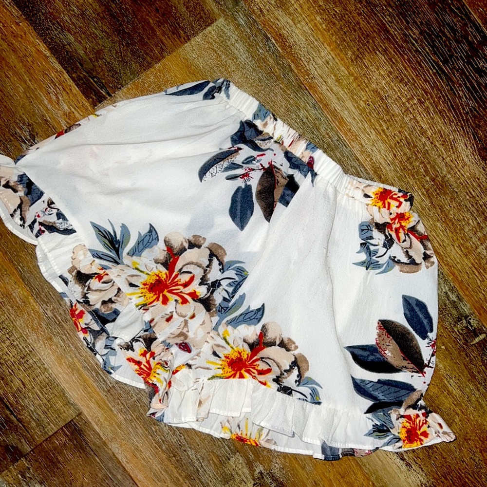 Beautiful flowers print shorts! Size small